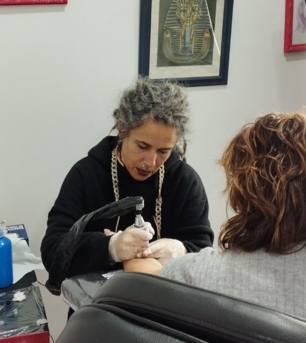 Te tatuamos con un estilo propio .